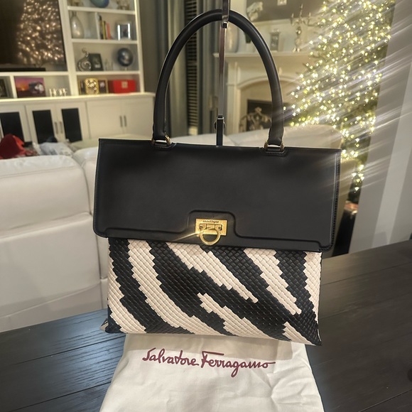 AUTHENTIC Salvatore Ferragamo Trifoluo Top Handle Bag Woven Leather Medium - Picture 2 of 16